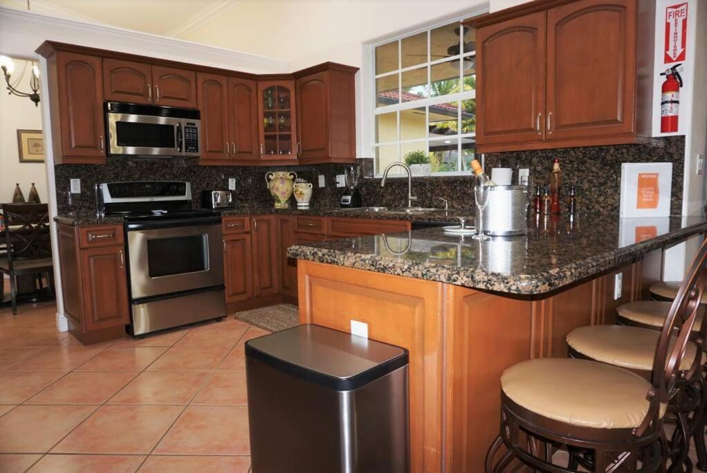 New Luxury Vacation Dream Rental- Sleeps 15! Маями Екстериор снимка