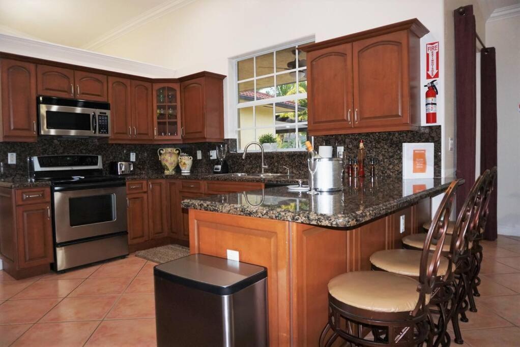 New Luxury Vacation Dream Rental- Sleeps 15! Маями Екстериор снимка